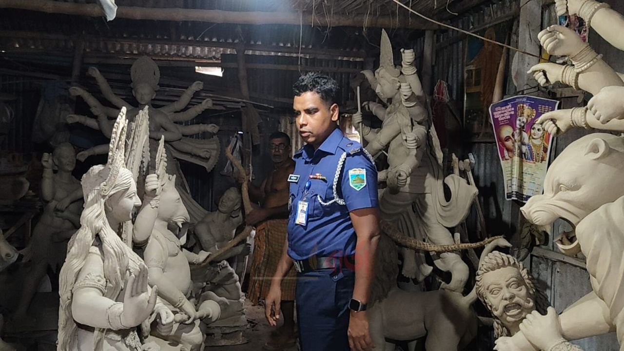 রায়গঞ্জের পালপাড়ায় প্রতিমা তৈরির কাজ পরিদর্শনে অতিরিক্ত পুলিশ সুপার