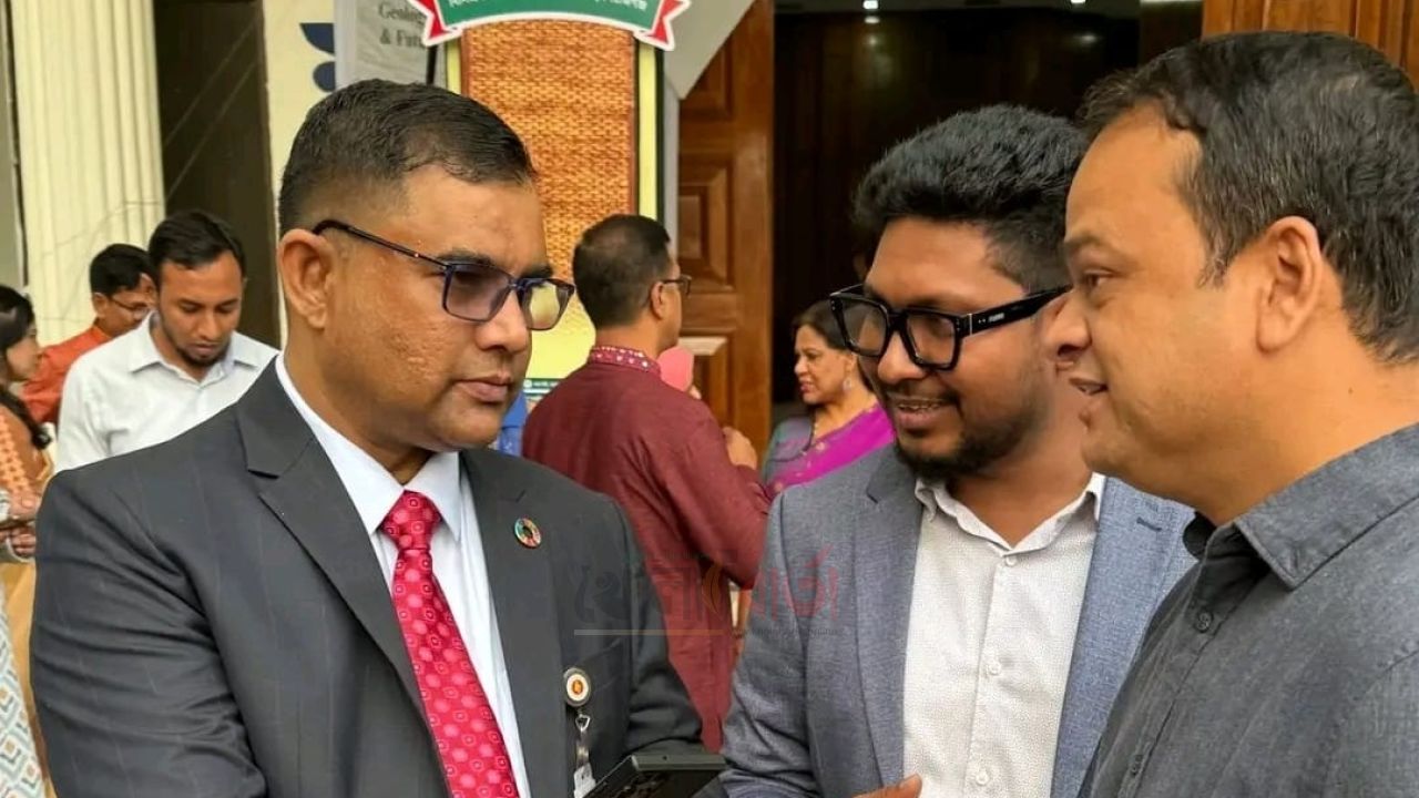 প্রধানমন্ত্রীর কার্যালয়ের মহাপরিচালক হাফিজুল্লাহ খানকে আনিস আহমেদ এর শুভেচ্ছা