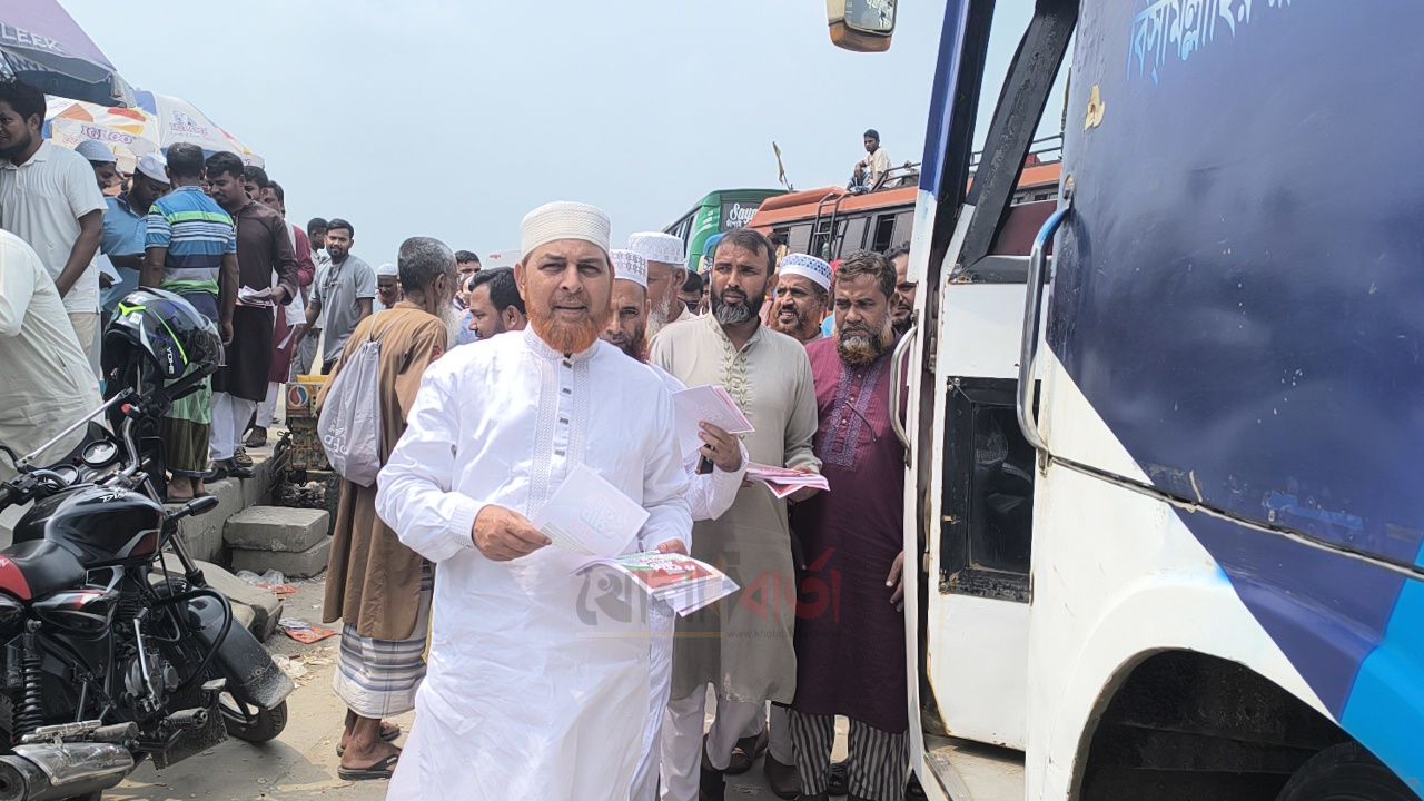 লং মার্চের প্রস্তুতি: হাটিকুমরুলে রফিকুল ইসলাম খানের গণসংযোগ ও মঞ্চ পরিদর্শন