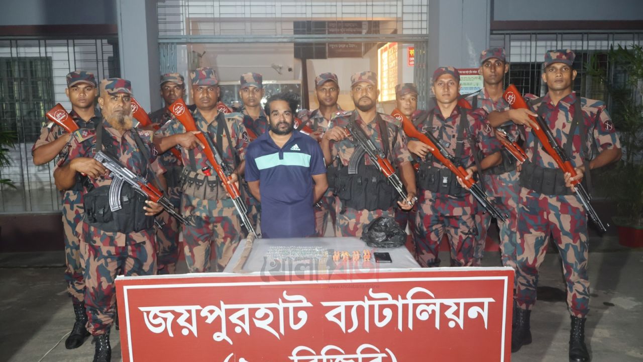 হাকিমপুরে যৌথ অভিযানে মাদক ও রাম দাসহ আটক ১