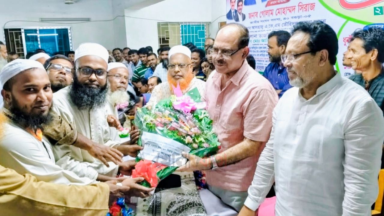 ধুনটে এমপি গোলাম মোহাম্মদ সিরাজকে মউশিক শিক্ষক কল্যাণ ফাউন্ডেশনের ফুলেল শুভেচ্ছা