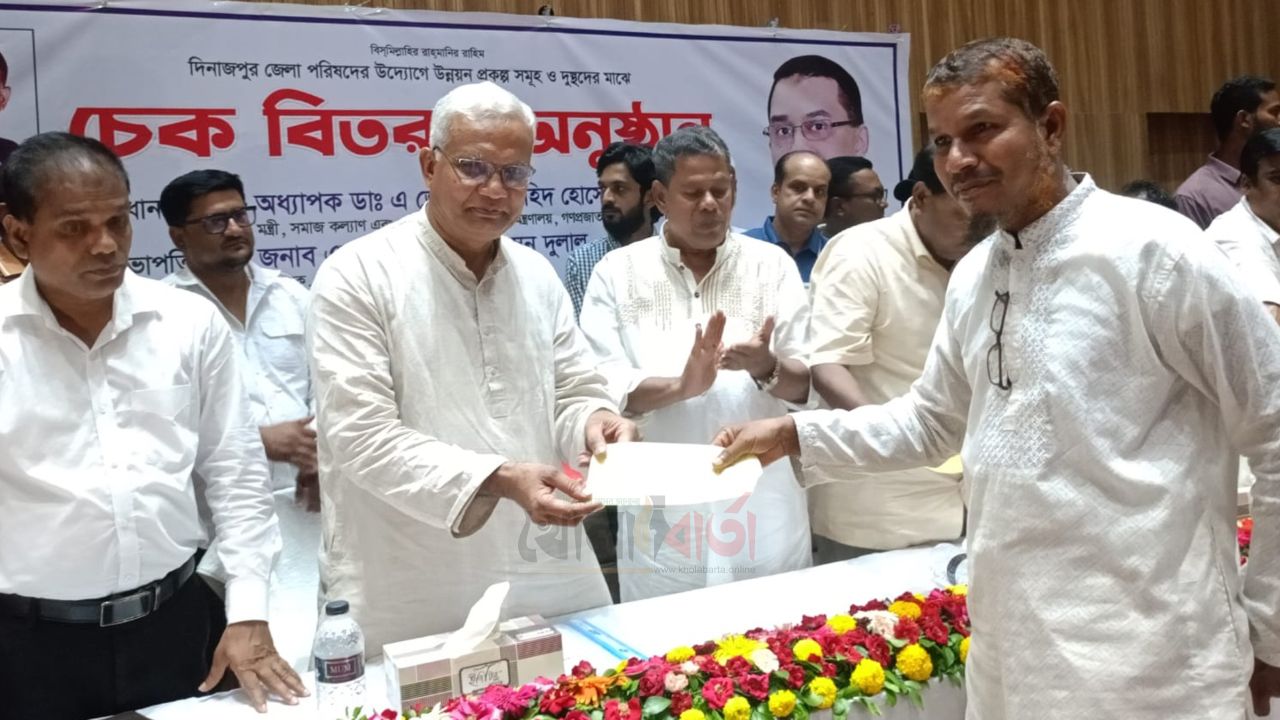 দিনাজপুরে ১৩৭ উন্নয়ন প্রকল্প ও দুঃস্থদের মাঝে ৬৫ লাখ টাকার চেক বিতরণ