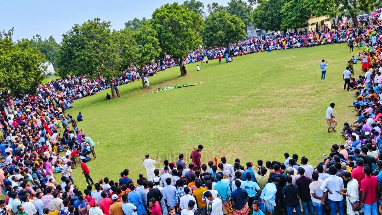 নবাবগঞ্জে হারিয়ে যাওয়া পাতা খেলা দেখতে দর্শনার্থীদের উপচে পড়া ভিড় 