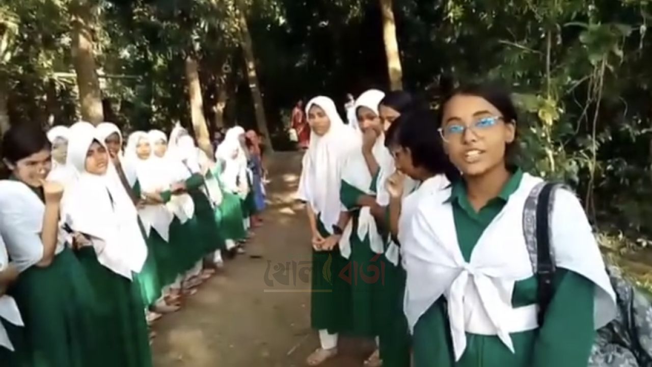 বর্ষায় কাদায় একাকার সড়ক, ভোগান্তিতে শিক্ষার্থীরা