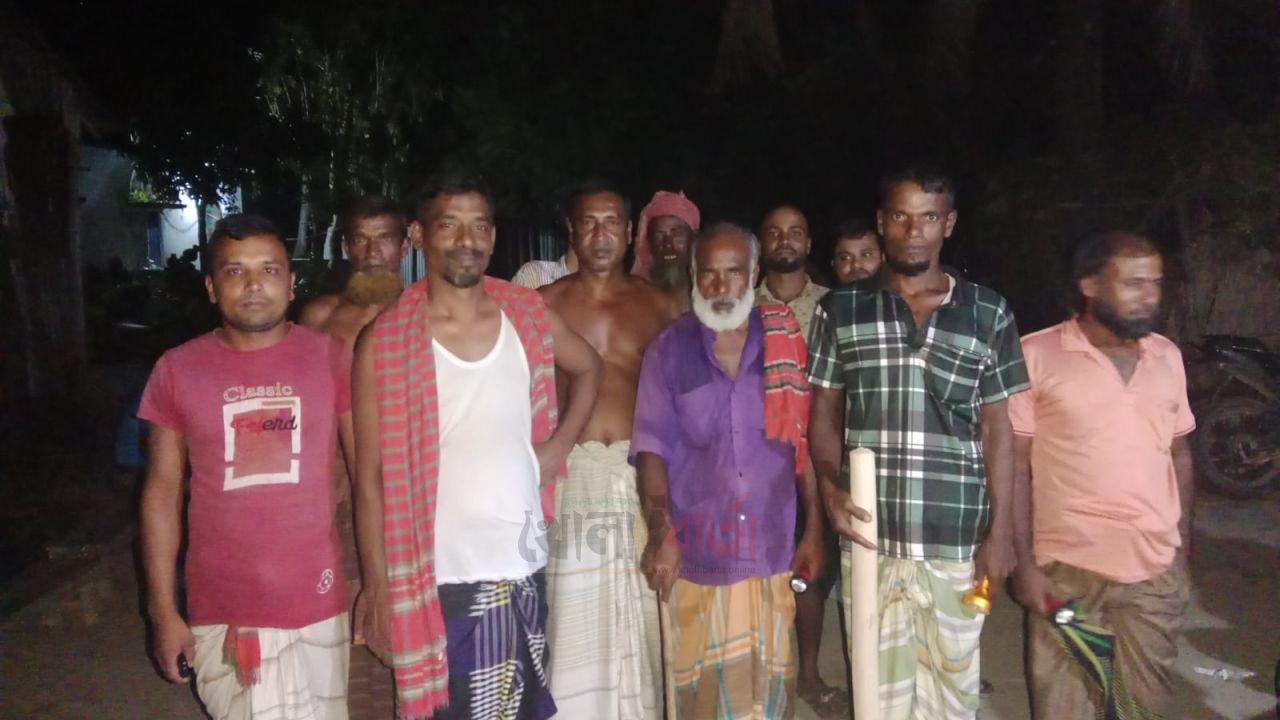 তাড়াশে গবাদিপশু রক্ষায় রাত জেগে গ্রামবাসীর পাহারা