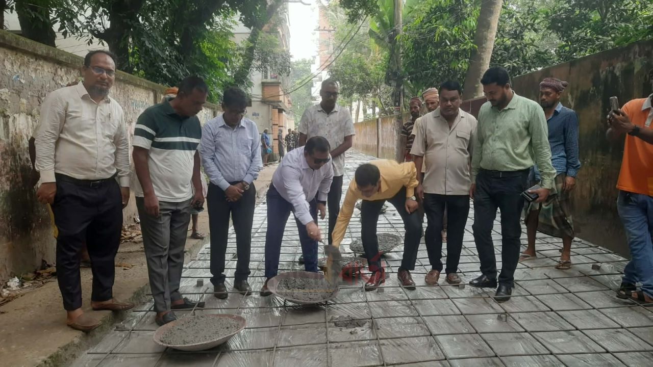 সিরাজগঞ্জে ১৫০ মিটার জরাজীর্ণ সড়ক নির্মাণ কাজের উদ্বোধন করেন জেলা প্রশাসক আমিনুল ইসলাম