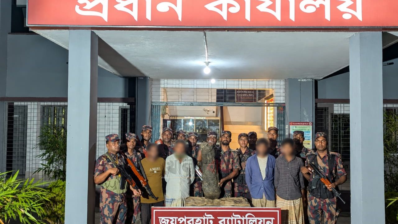 জয়পুরহাটে ৭৩ কেজি কষ্টিপাথরের মূর্তিসহ আটক ৪