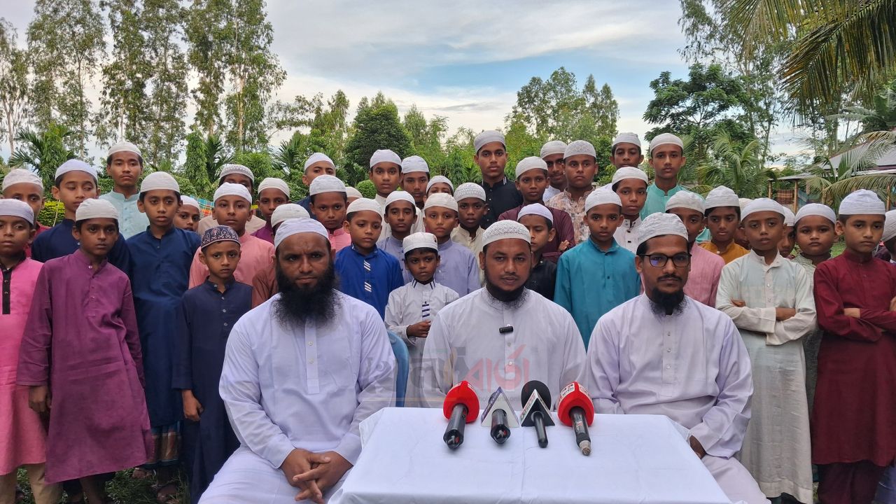 রায়গঞ্জে মসজিদে রাজনৈতিক সভার অপপ্রচারের প্রতিবাদে শিক্ষক ও শিক্ষার্থীদের সংবাদ সম্মেলন