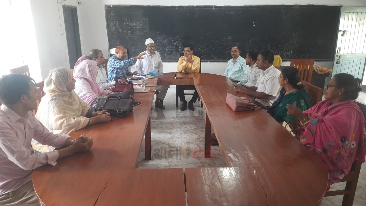 গৌরী আরবান উচ্চ বালিকা বিদ্যালয়ে অভিভাবক ও শিক্ষকদের সঙ্গে সভাপতি শাহাদাত হুসেইন মতবিনিময়