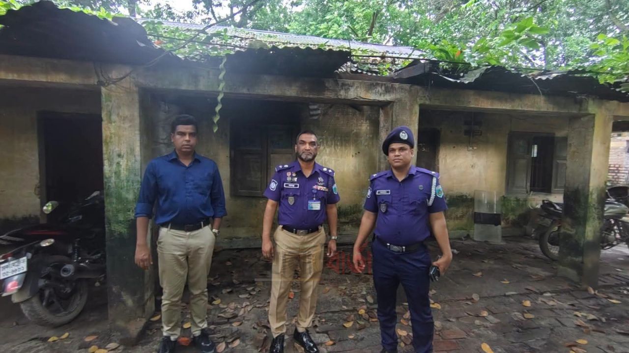 রায়গঞ্জ থানা ভবন ও স্থাপনা পরিদর্শন করলেন সিরাজগঞ্জের পুলিশ সুপার