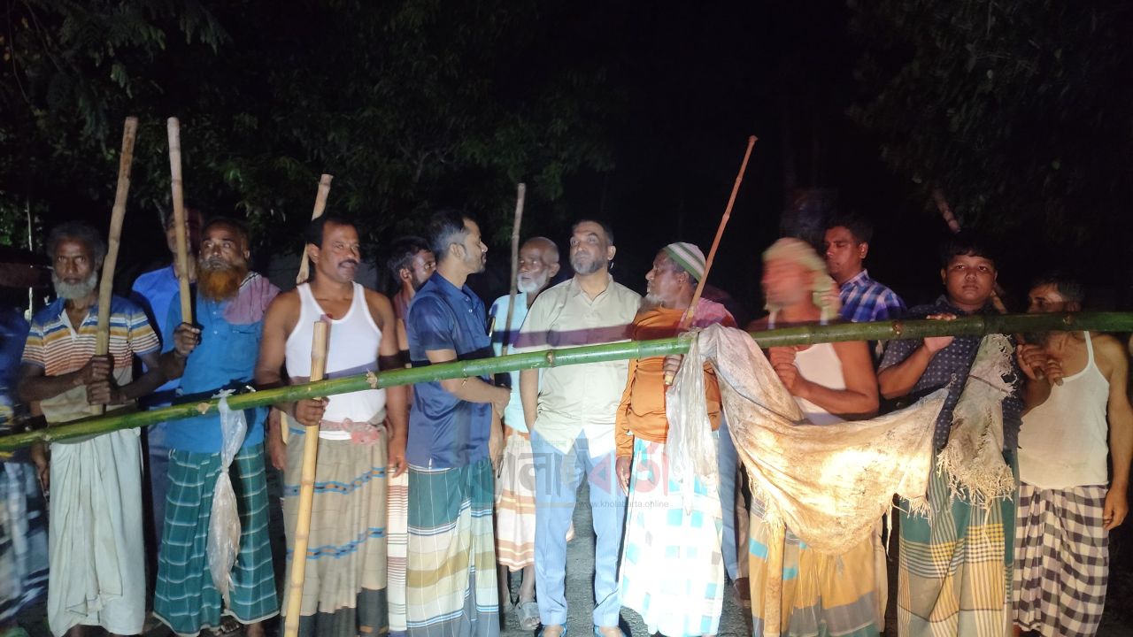 পরিদর্শনে পুলিশ সুপার: গরু চুরি ঠেকাতে রায়গঞ্জে ১২ বাঁশকল, রাতে পাহারায় পুলিশ-গ্রামবাসী