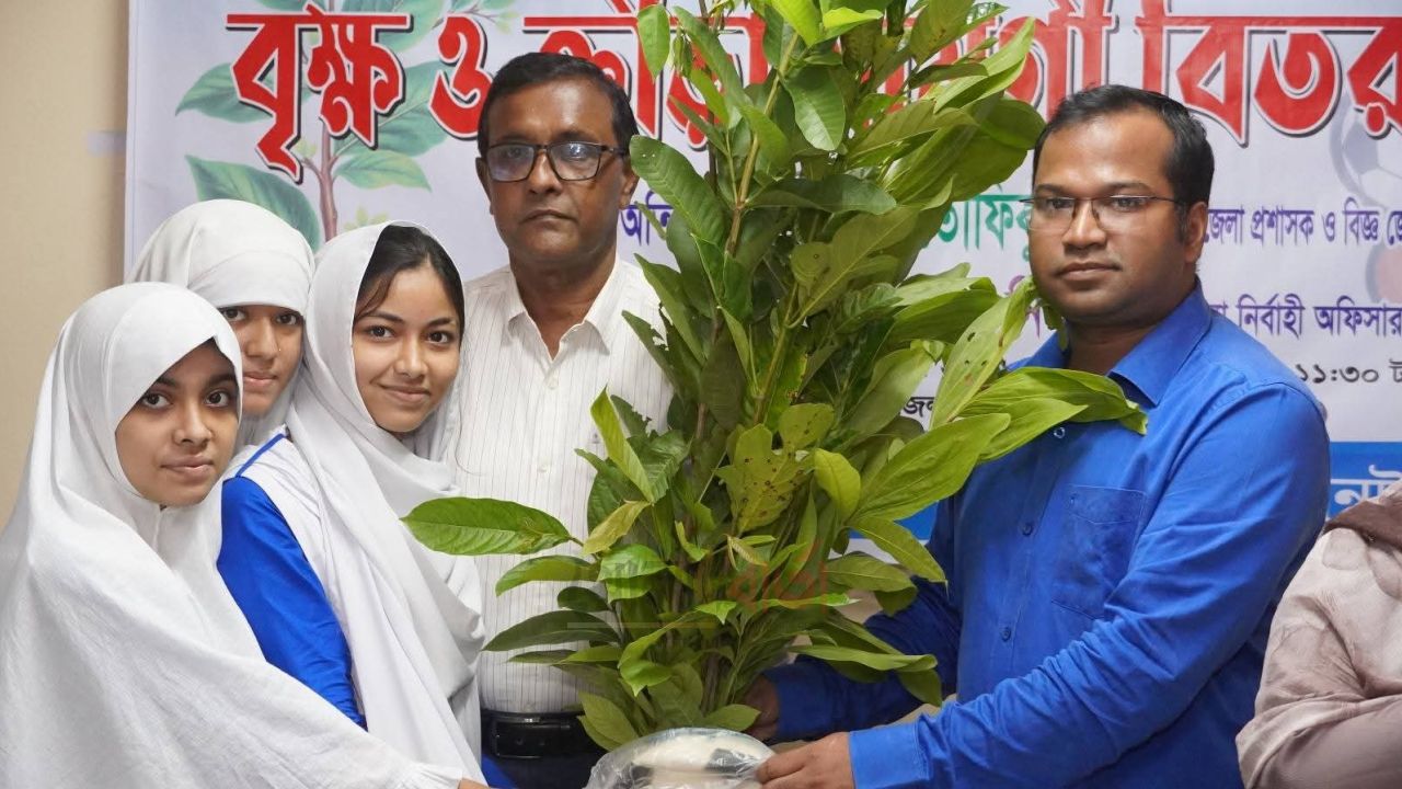 ধুনটে শিক্ষা প্রতিষ্ঠানে বৃক্ষ ও ক্রীড়া সামগ্রী বিতরণ
