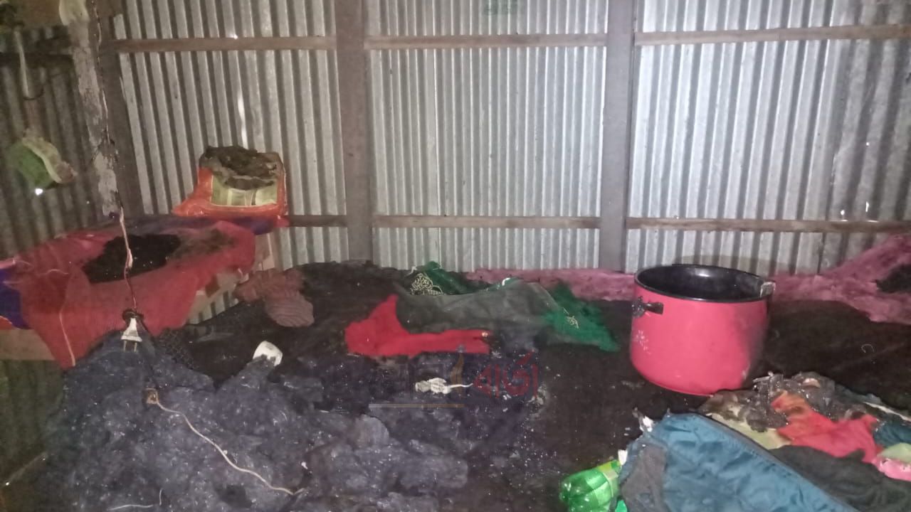 রায়গঞ্জে বৈদ্যুতিক শর্টসার্কিটে বসতঘর পুড়ে ছাই, ক্ষতি ২ লাখ টাকা 