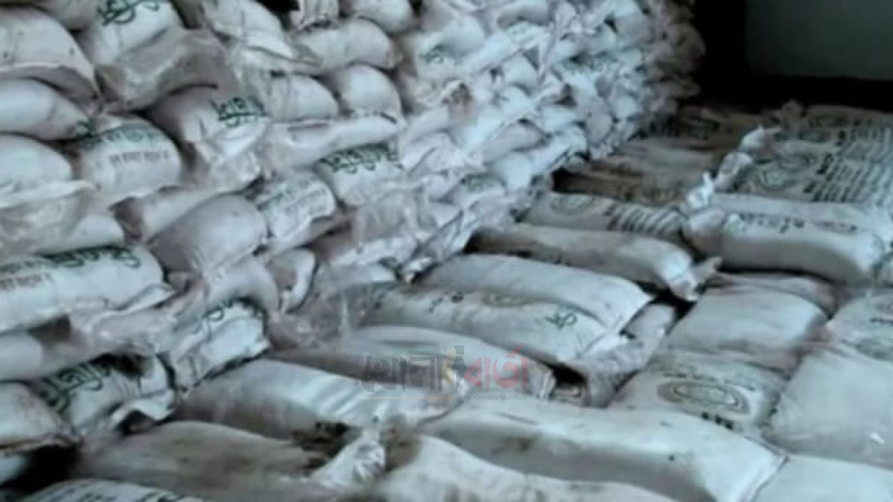 সার আছে, তবে বেশি দামে’—তাড়াশে ডিলারদের বিরুদ্ধে কৃষকের অভিযোগ