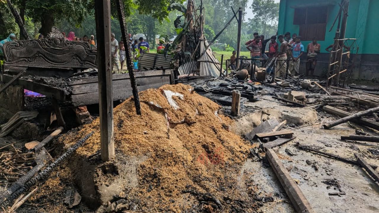ধুনটে ভয়াবহ অগ্নিকাণ্ড, নগদ ৩ লাখ টাকা পুড়ে ছাই, ক্ষতি প্রায় ৮ লাখ