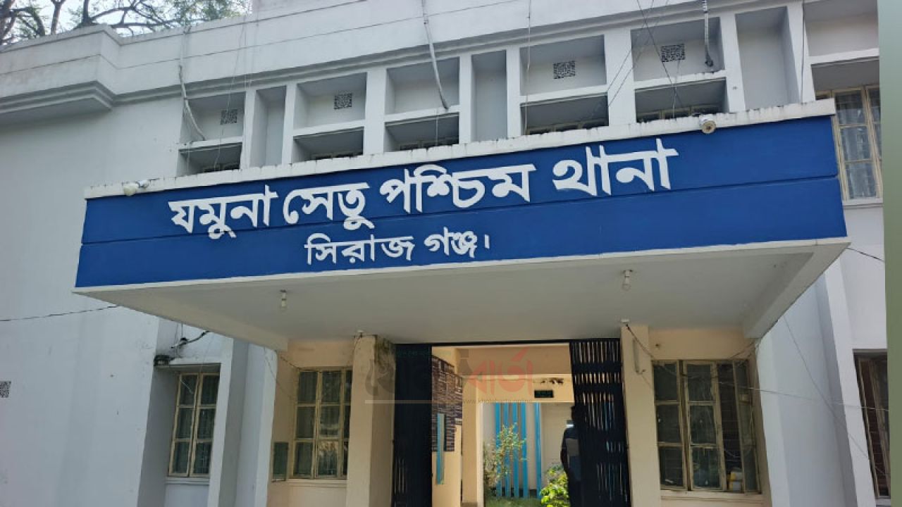 সিরাজগঞ্জে শাটার কেটে ৯৪ মোবাইল চুরি, বাসে পালানোর সময় চোরচক্রের ৮ সদস্য গ্রেপ্তার