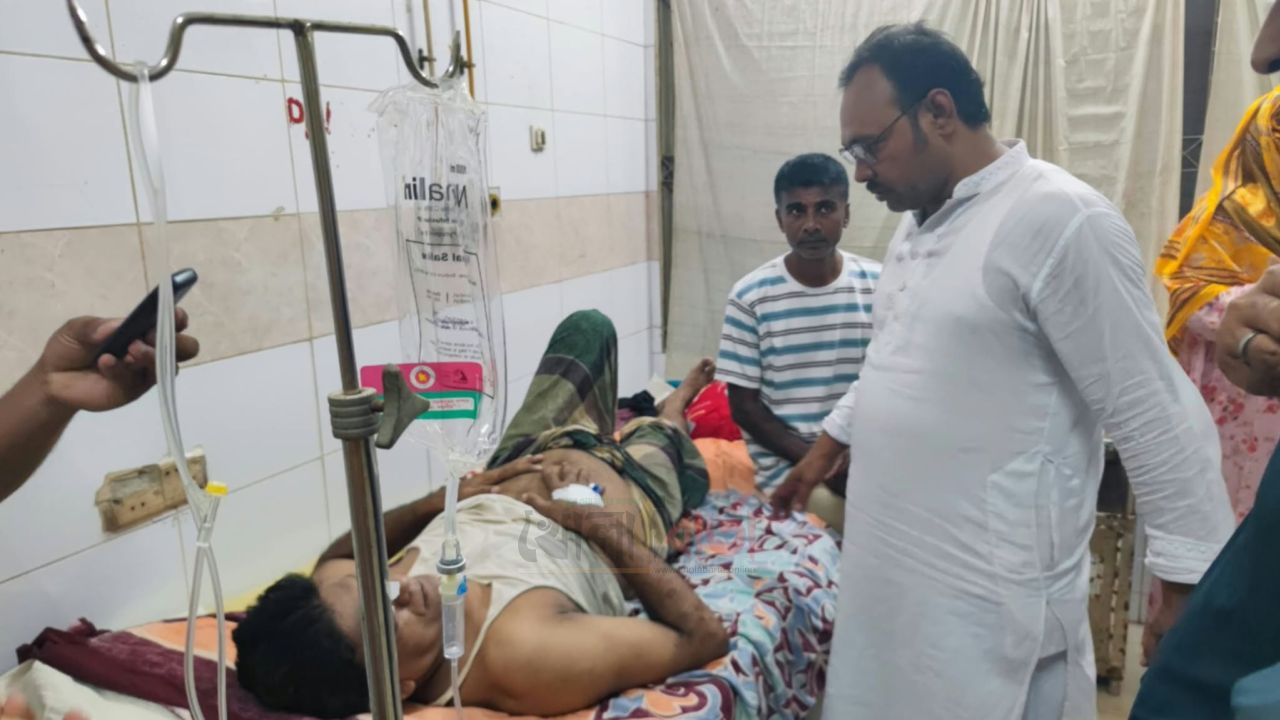 সিরাজগঞ্জ হাসপাতালে ভর্তি রোগীদের পাশে কাউন্সিলর প্রার্থী শরিফ