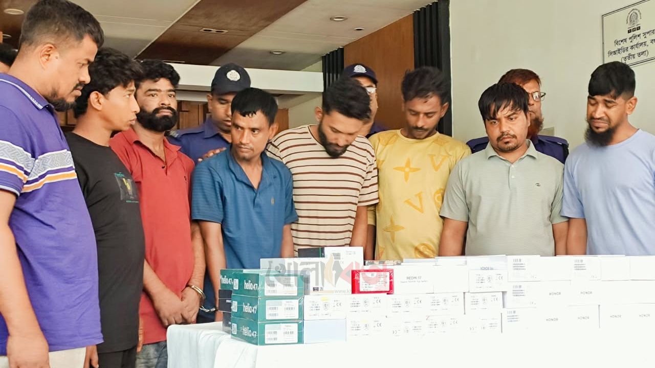 ধুনট থানা পুলিশের তৎপরতায় ৯৪ মোবাইল উদ্ধার, চোরচক্রের ৮ সদস্য আটক