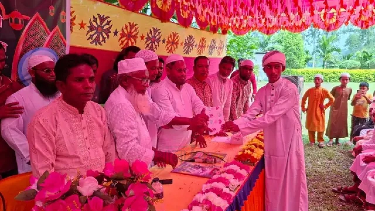 রায়গঞ্জের পারকোদলা এতিমখানায় কোরআন তেলাওয়াত প্রতিযোগিতা ও পুরস্কার বিতরণ