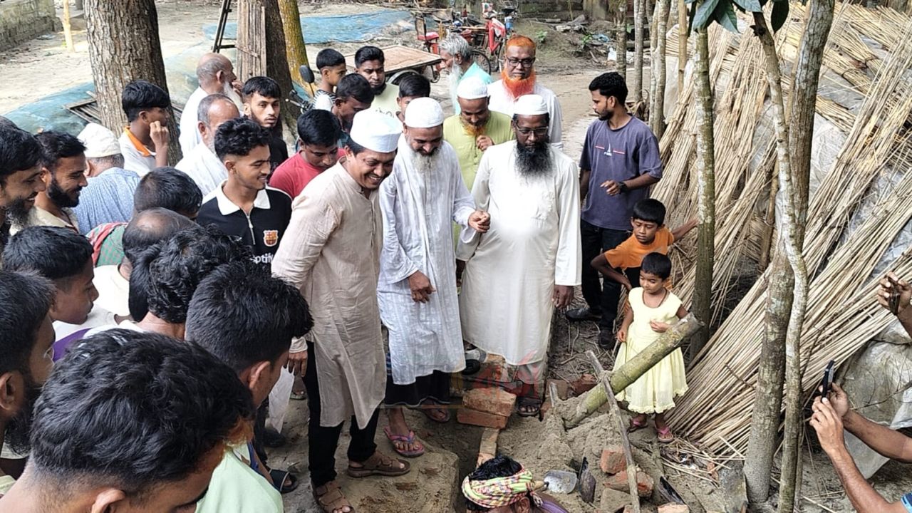 জনদুর্ভোগ কমাতে নিজ অর্থায়নে সড়ক নির্মাণ, মসজিদেও সহায়তা