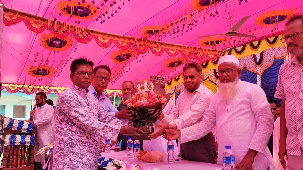রায়গঞ্জ পাইলট উচ্চ বিদ্যালয়ে এমপি ভিপি আয়নুল হককে সংবর্ধনা