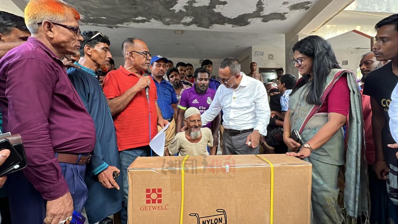 নগরকান্দায় কৃষি উপকরণ, সেলাই মেশিন ও হুইলচেয়ার বিতরণ
