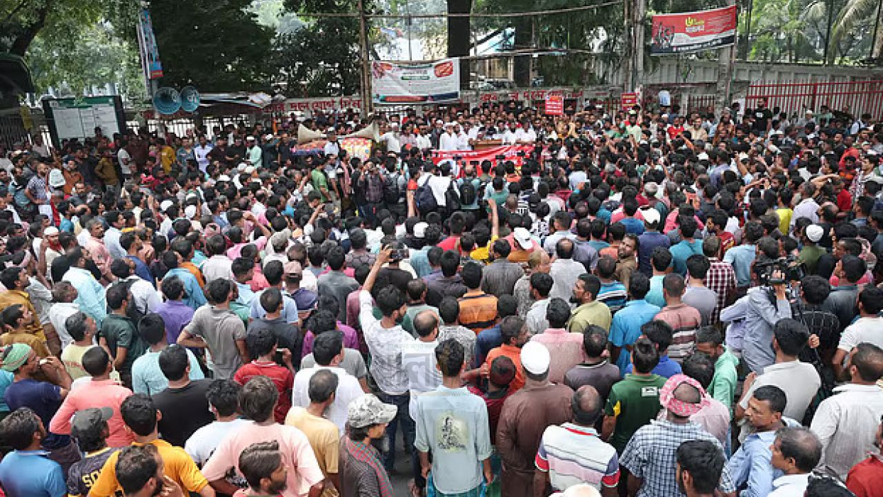 প্রেসক্লাবের সামনে ব্যাটারিচালিত রিকশাচালকদের এক ঘণ্টা সড়ক অবরোধ