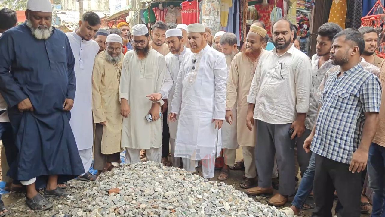 উল্লাপাড়ায় দুই বছরেও শেষ হয়নি ড্রেনের কাজ, দ্রুত কাজ শেষ করার নির্দেশ দিলেন এমপি