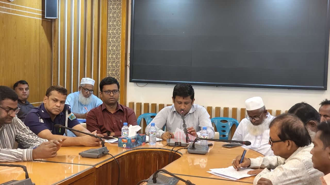 দুর্গাপূজা নির্বিঘ্ন করতে রায়গঞ্জে প্রশাসনের প্রস্তুতি সভা