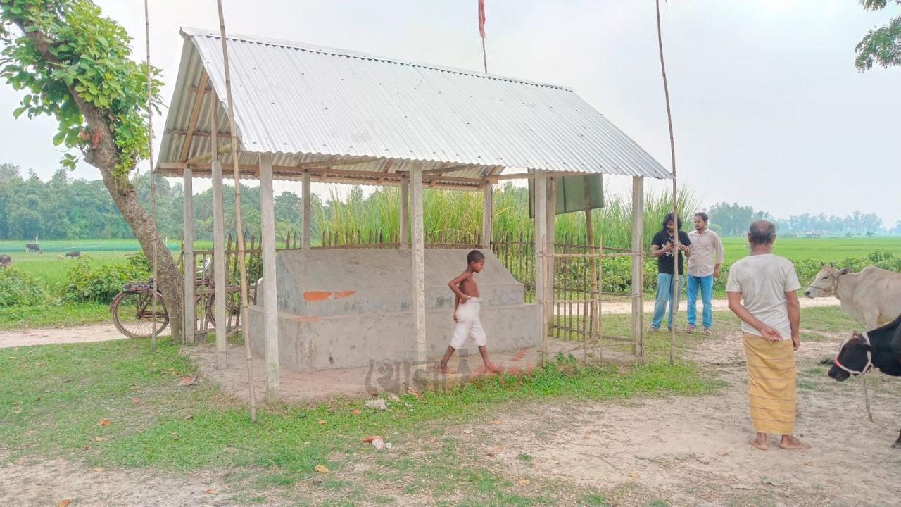 রায়গঞ্জে ‘সাত পীরের মাজার’ এর জমি নিয়ে বিরোধ, ভাঙার হুমকি ঘিরে দুই পক্ষের উত্তেজনা