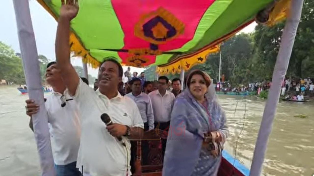 ফরিদপুরের নগরকান্দায় নৌকাবাইচ দেখতে হাজারো মানুষের ঢল