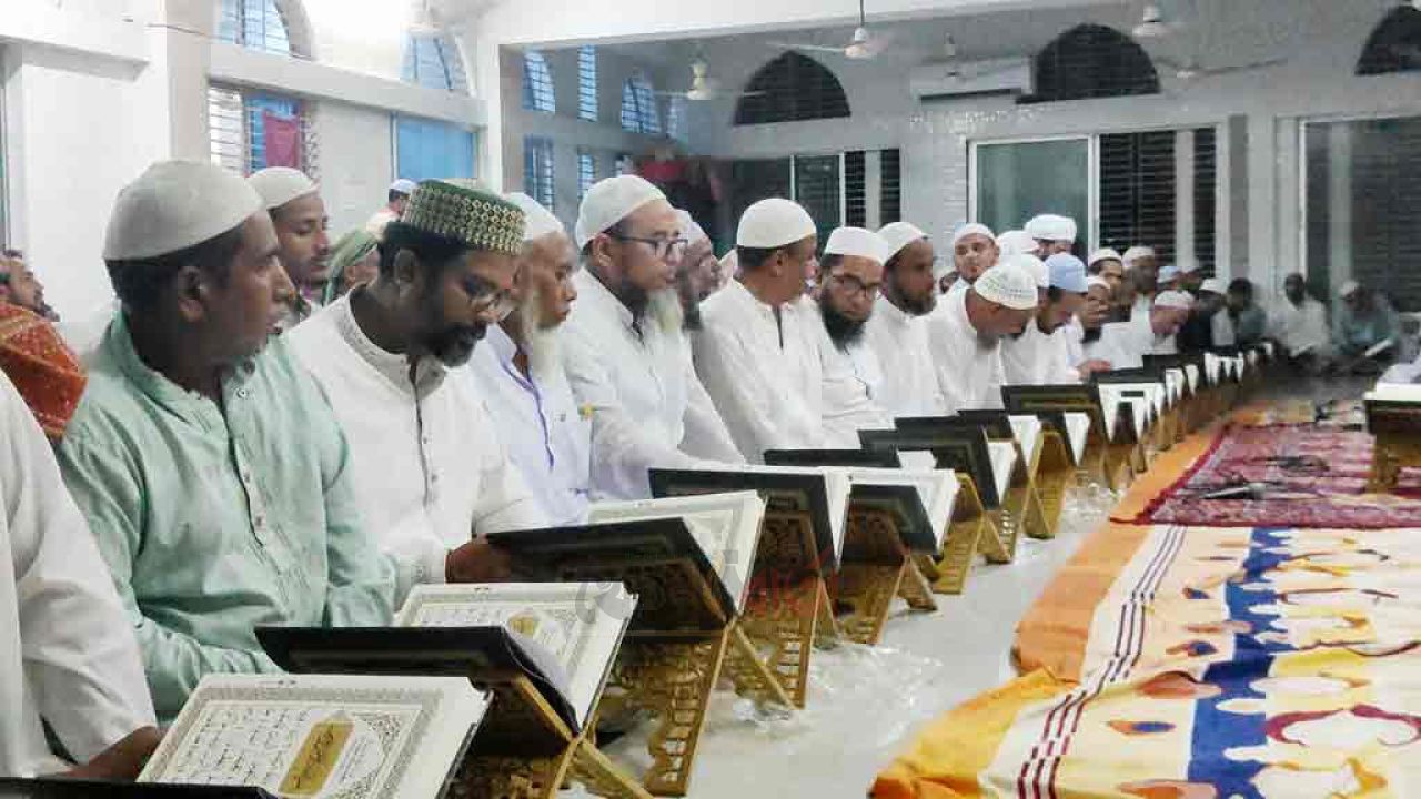 সিরাজগঞ্জে বয়সের বাধা পেরিয়ে কোরআন শিখছেন ৪২ প্রবীণ, একজন পেলেন ওমরাহর সুযোগ