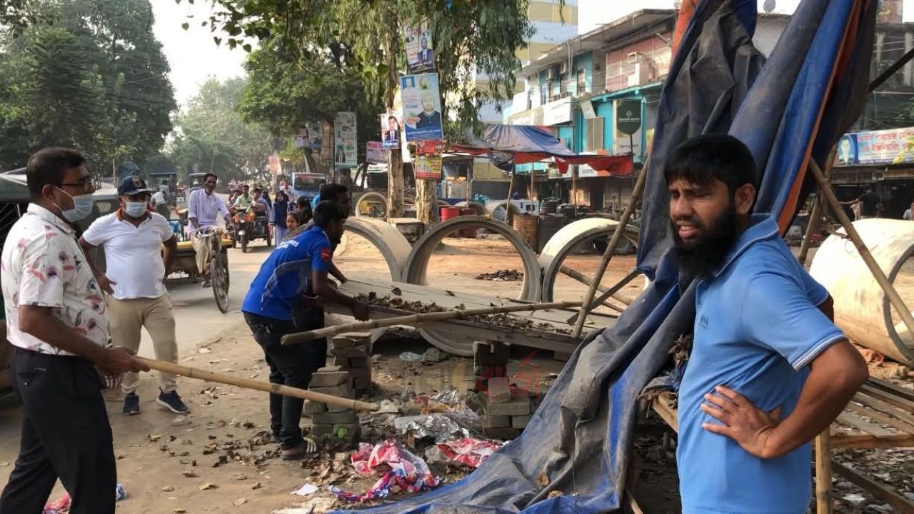 উল্লাপাড়ায় পৌরসভার উচ্ছেদ অভিযান, যানজটমুক্ত সড়কে স্বস্তি