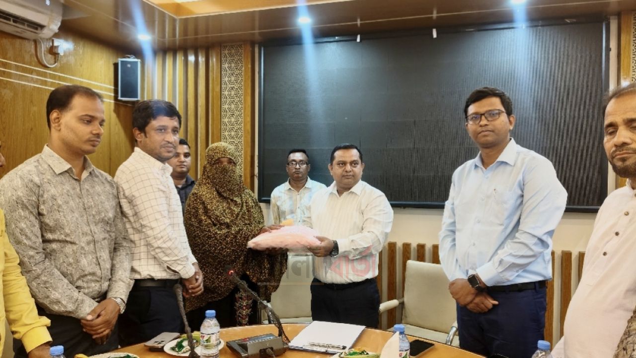 রায়গঞ্জে ডেঙ্গু প্রতিরোধে মতবিনিময় সভা, প্রান্তিক জনগোষ্ঠীর মধ্যে মশারি বিতরণ
