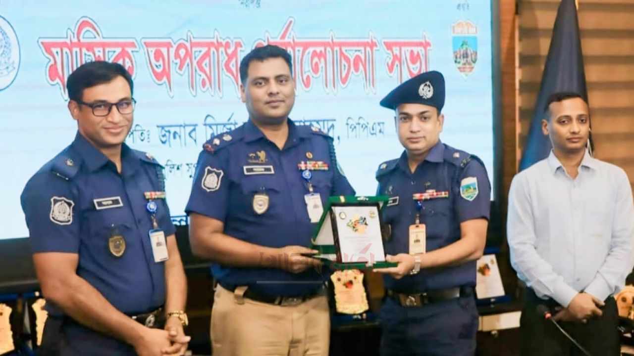 ধুনট থানার কার্যক্রমে সাফল্যের স্বীকৃতি, সম্মাননা পেলেন ওসি আতিকুল ইসলাম