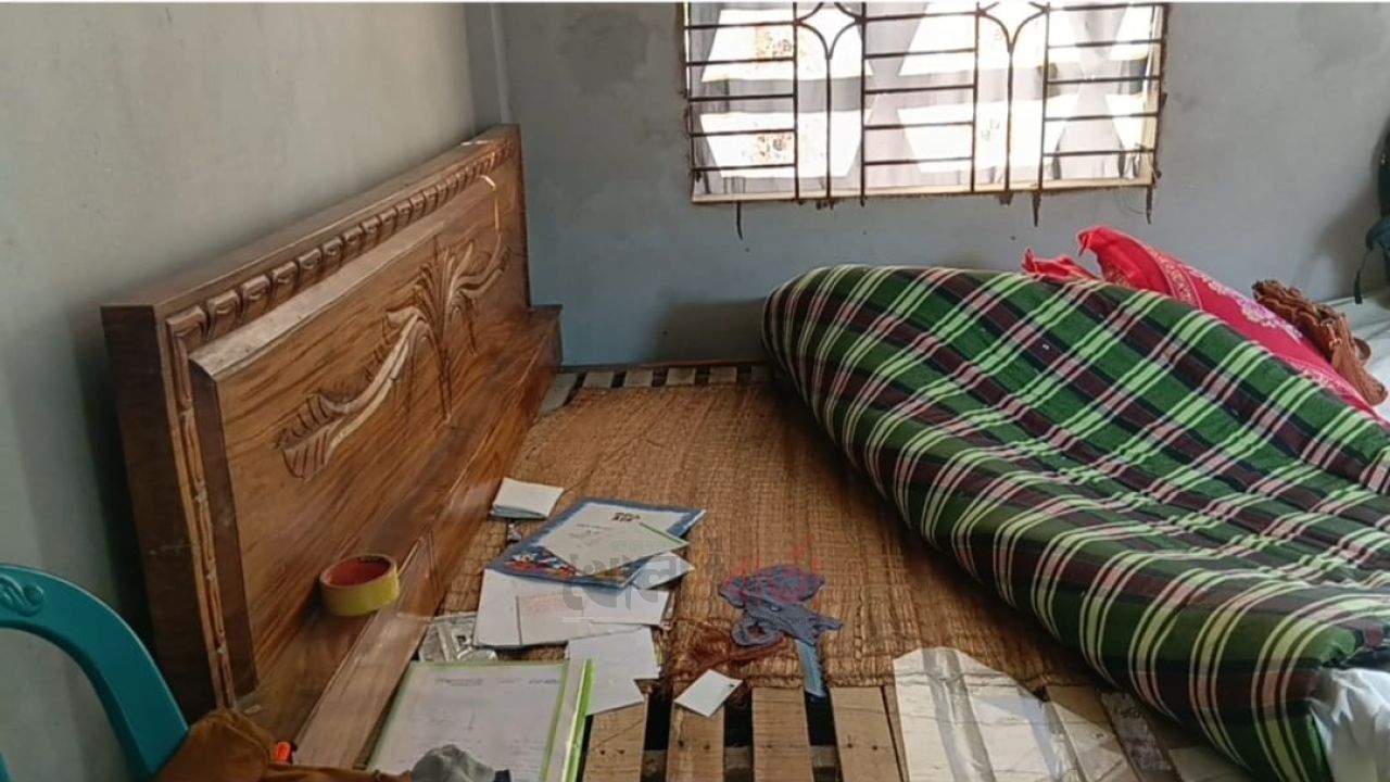 উল্লাপাড়ায় গভীর রাতে ঘরে ঢুকে নগদ টাকা-স্বর্ণালংকার চুরি, থানায় অভিযোগ