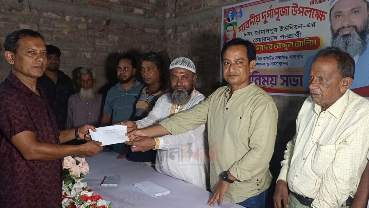 জয়পুরহাটে ১৩ পূজামণ্ডপে অনুদান দিলেন চেয়ারম্যান পদপ্রার্থী আব্দুল আলিম