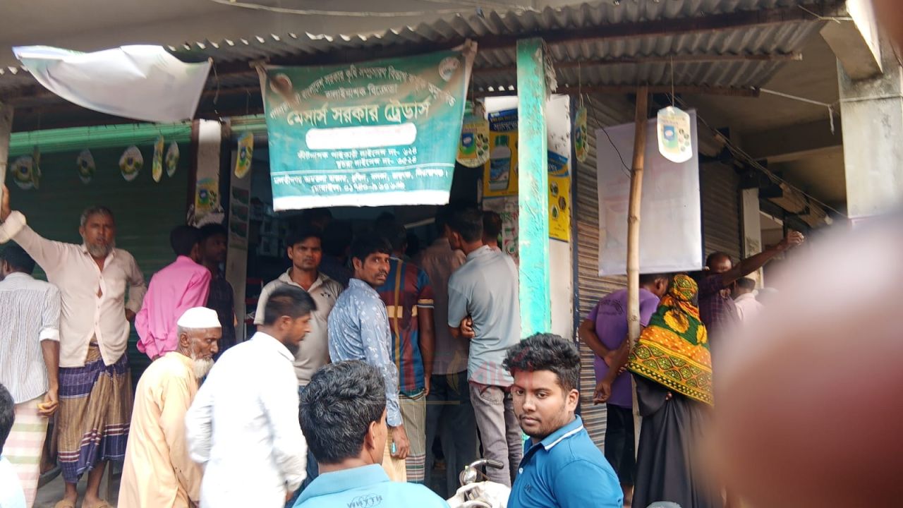 রায়গঞ্জে ৭৫ বস্তা সার অবৈধ মজুদ, ৪০ হাজার টাকা জরিমানা