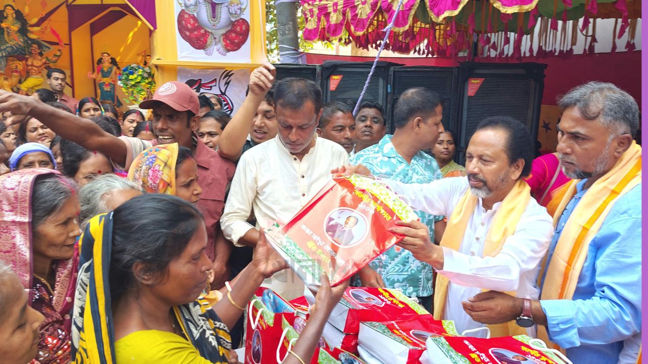 সিরাজগঞ্জে পূজার উপহার নিয়ে মণ্ডপে মণ্ডপে ছুটছেন বিএনপি নেতা বাচ্চু