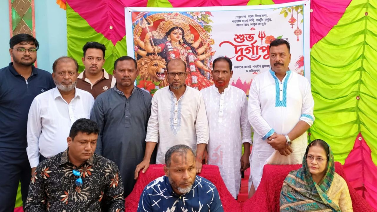 কামারখন্দে পূজামণ্ডপ পরিদর্শন করলেন রোমানা মাহমুদ, নেতাকর্মীদের দিলেন নির্দেশনা