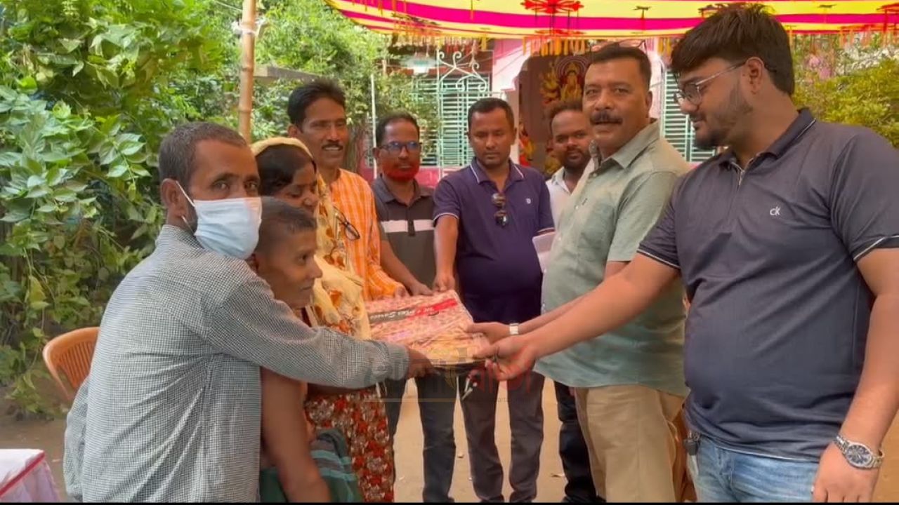 পূজার উপহার নিয়ে মণ্ডপে মণ্ডপে ঘুরছে ভদ্রঘাট ইউনিয়ন বিএনপি