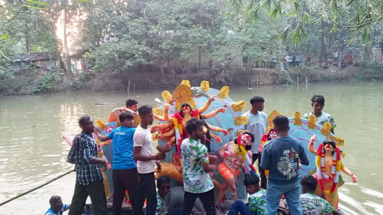 তাড়াশে প্রতিমা বিসর্জনের মধ্য দিয়ে শেষ হলো শারদীয় দুর্গোৎসব