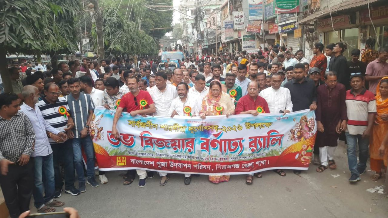 যমুনার জলে প্রতিমা বিসর্জন,বিষাদের সুরে বিদায় নিল শারদীয় দুর্গোৎসব