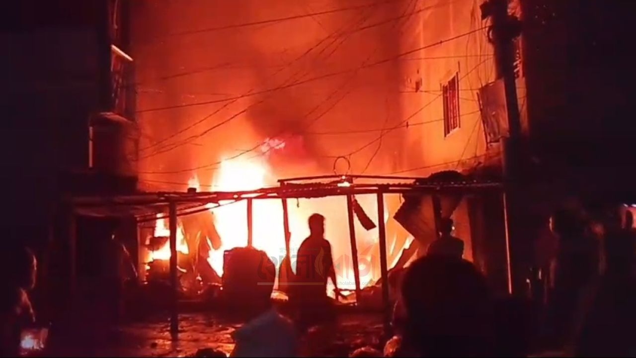 রায়গঞ্জের চান্দাইকোনায় ভয়াবহ আগুন, পুড়ল ৩ গোডাউন-দোকান; ক্ষতি ৭৫ লাখ টাকা