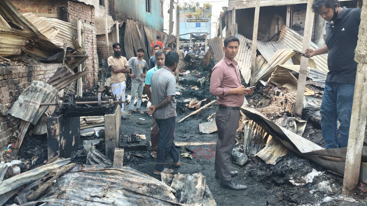 চান্দাইকোনায় ভয়াবহ আগুন, পুড়ল গোডাউন-দোকান; ১ কোটি ২০ লাখ টাকার ক্ষতির দাবি দোকান মালিকদের