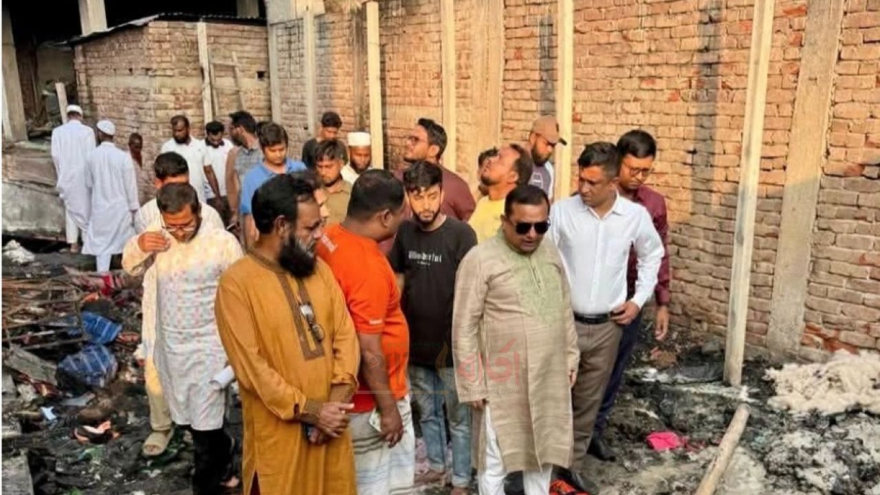 রায়গঞ্জে ভয়াবহ আগুনে গোডাউন পুড়ে ছাই, ক্ষতিগ্রস্ত এলাকা পরিদর্শনে জেলা প্রশাসক