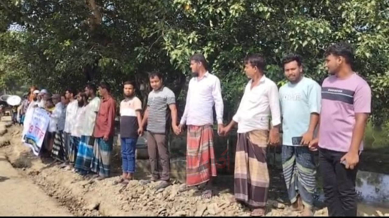 নলডাঙ্গায় সড়ক উঁচু করণ ও নিম্নমানের কাজ বন্ধের দাবিতে বিএনপি নেতাদের মানববন্ধন ও বিক্ষোভ